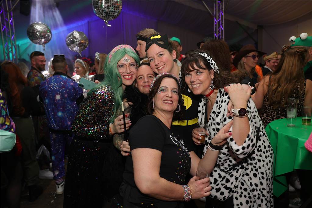 Menschen feiern in Olfen Karneval