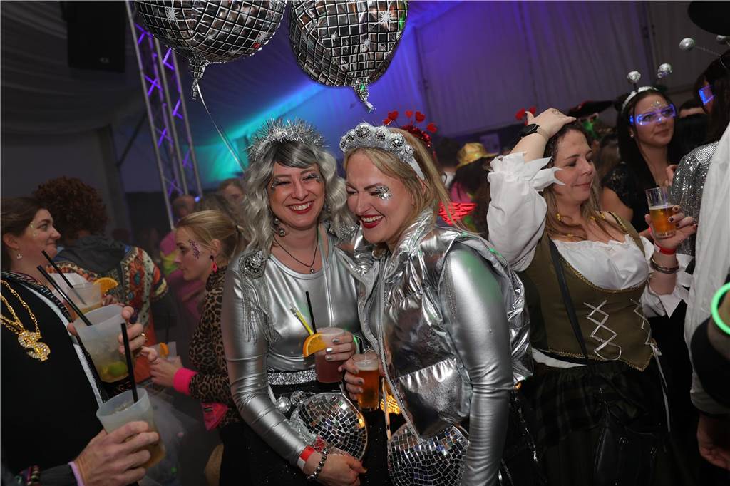 Menschen feiern in Olfen Karneval
