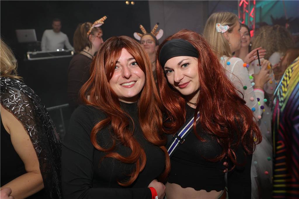 Menschen feiern in Olfen Karneval
