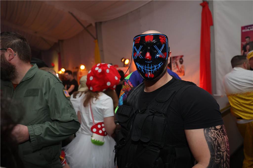 Menschen feiern in Olfen Karneval
