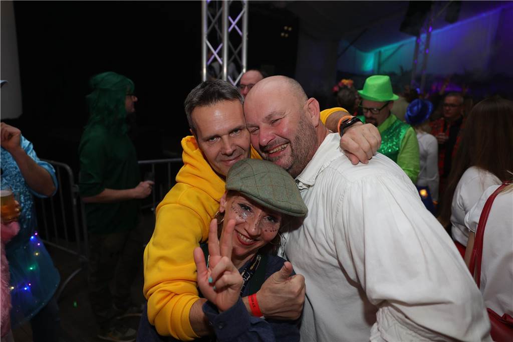 Menschen feiern in Olfen Karneval