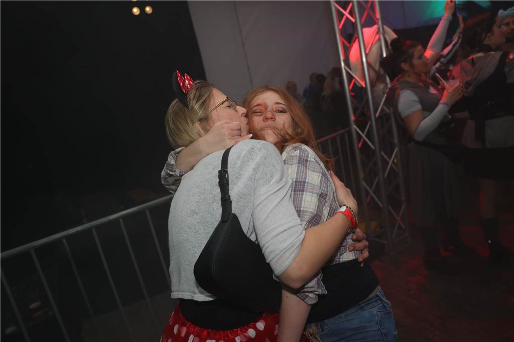 Menschen feiern in Olfen Karneval