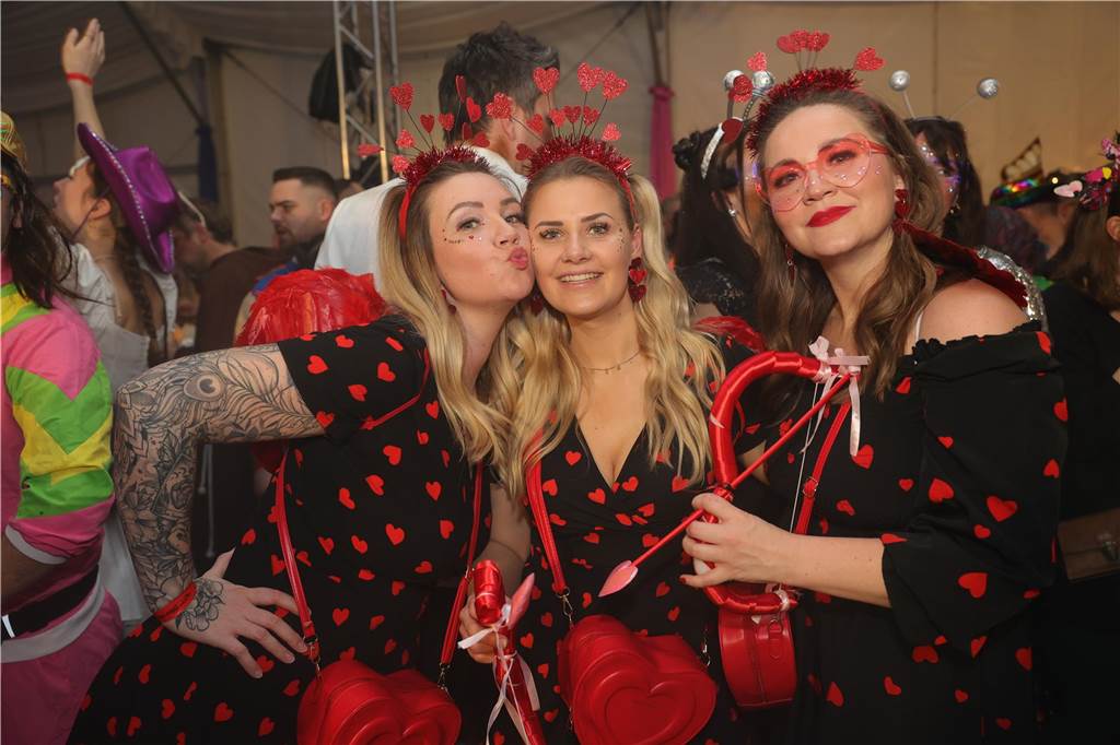 Menschen feiern in Olfen Karneval