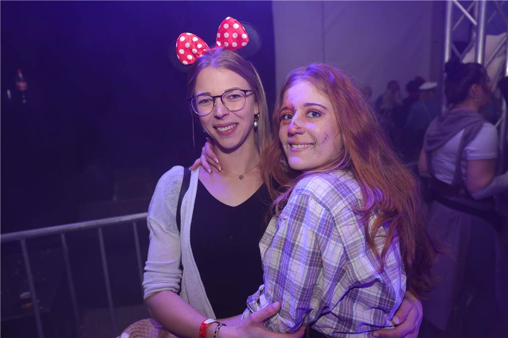 Menschen feiern in Olfen Karneval