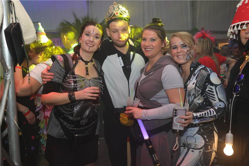 Menschen feiern in Olfen Karneval