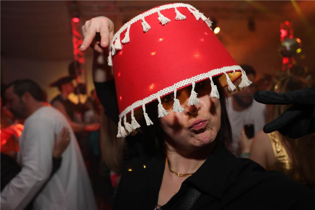 Menschen feiern in Olfen Karneval