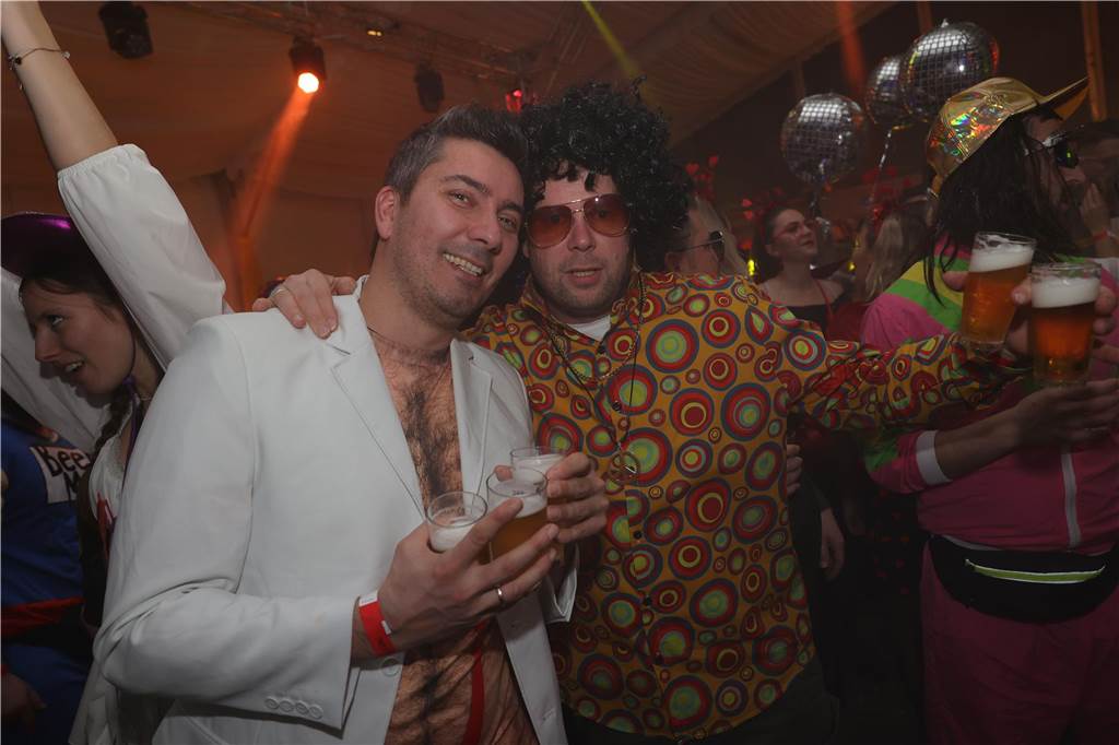 Menschen feiern in Olfen Karneval