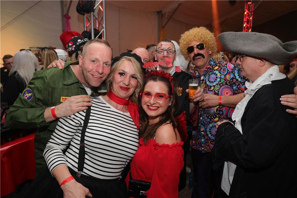 Menschen feiern in Olfen Karneval