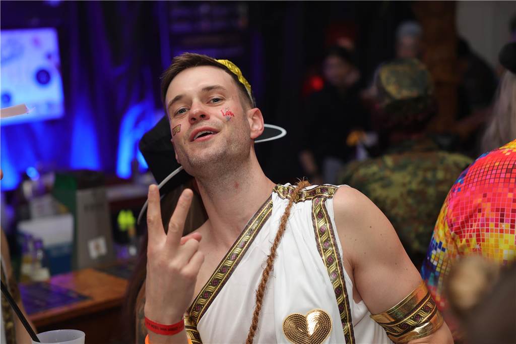 Menschen feiern in Olfen Karneval