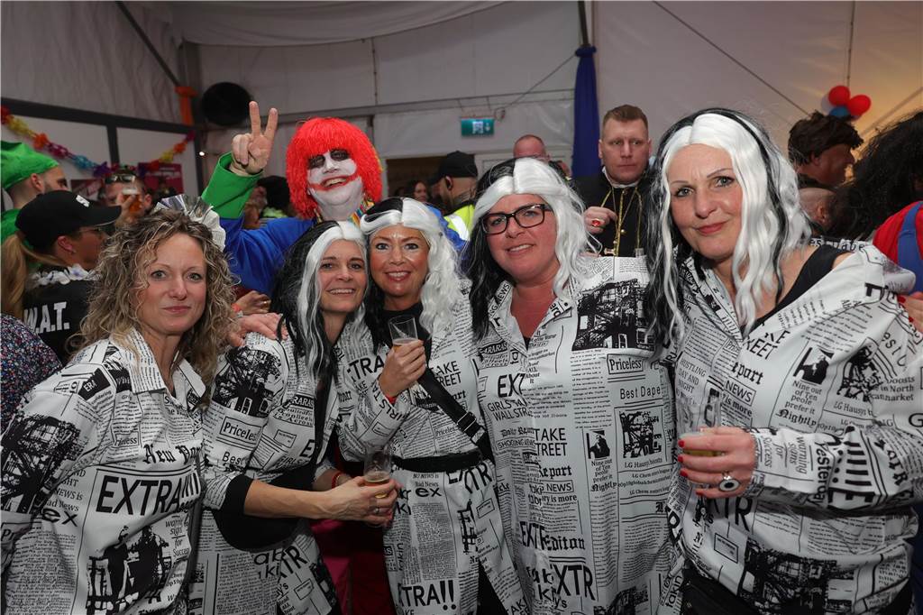 Menschen feiern in Olfen Karneval