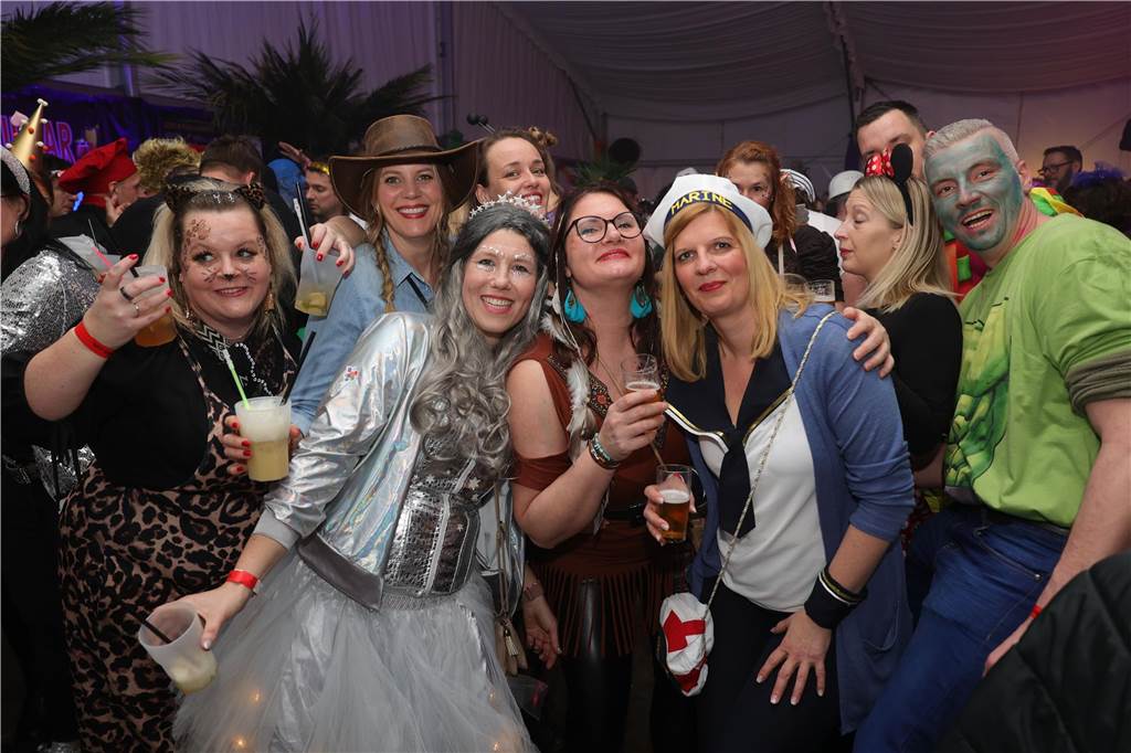 Menschen feiern in Olfen Karneval