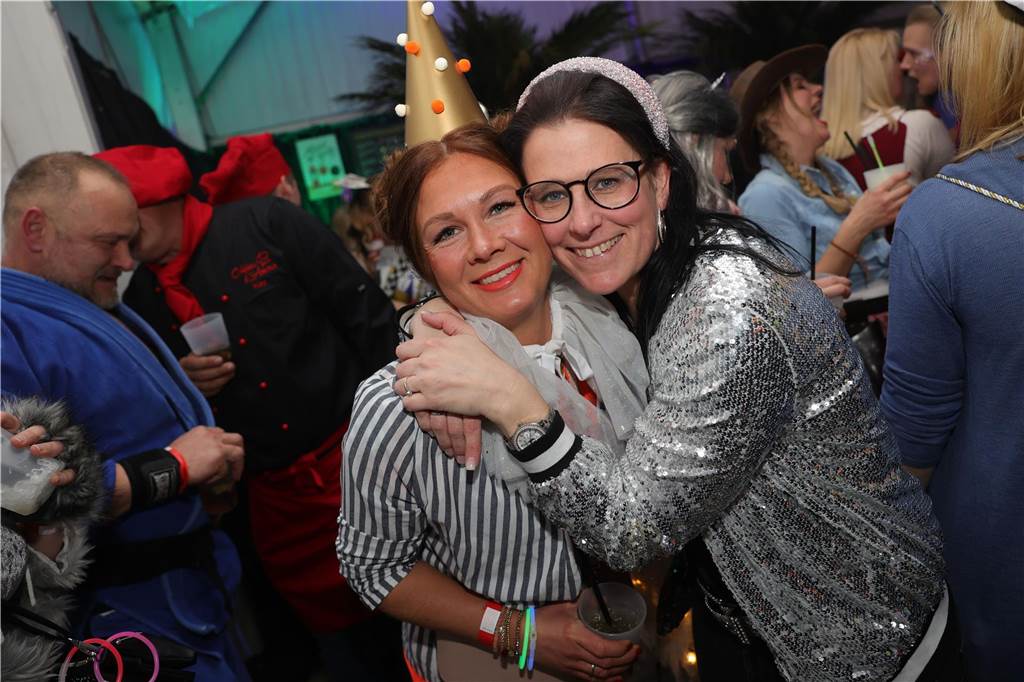 Menschen feiern in Olfen Karneval