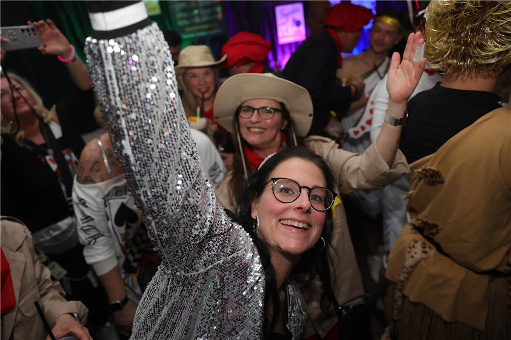 Menschen feiern in Olfen Karneval