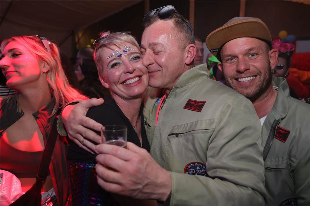 Menschen feiern in Olfen Karneval