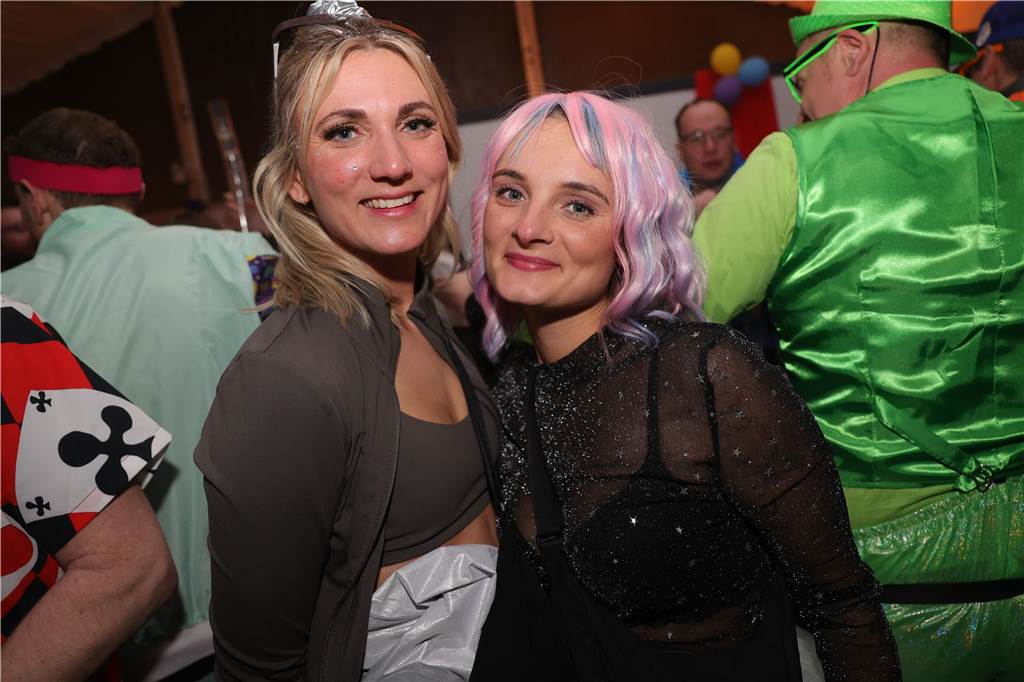 Menschen feiern in Olfen Karneval