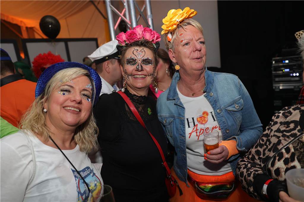 Menschen feiern in Olfen Karneval