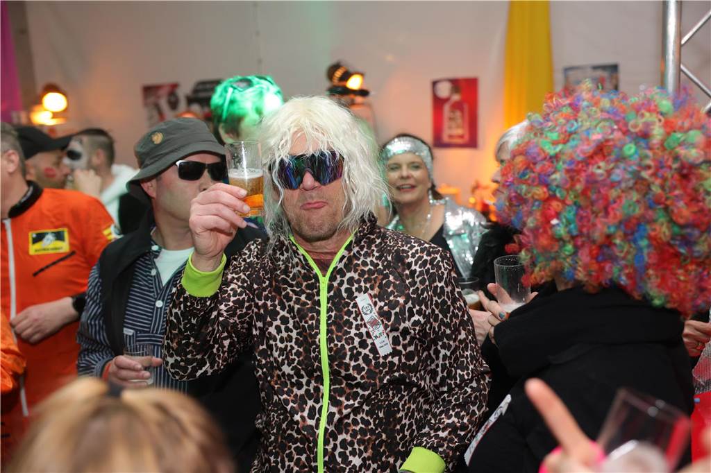 Menschen feiern in Olfen Karneval