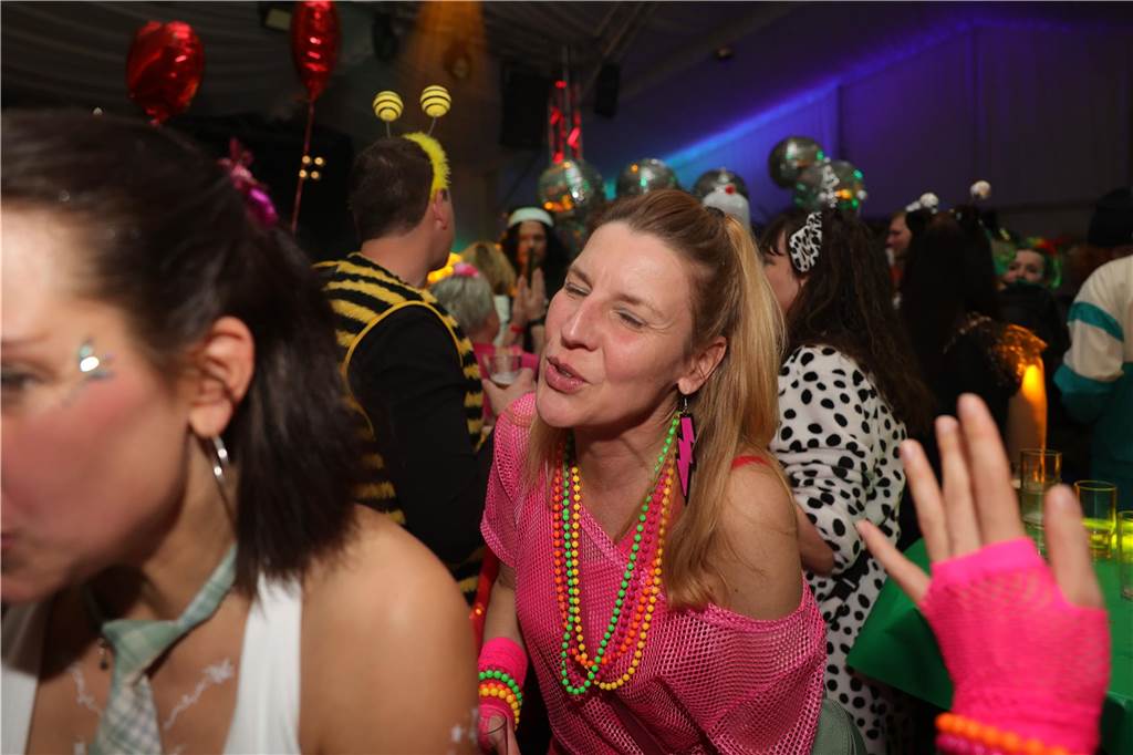 Menschen feiern in Olfen Karneval