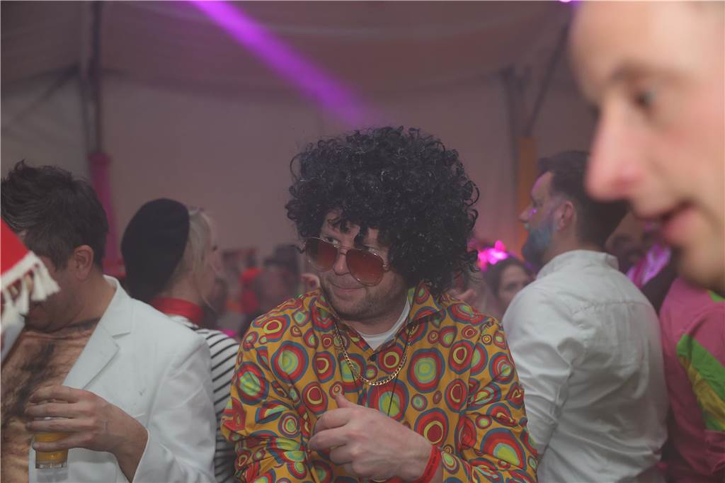 Menschen feiern in Olfen Karneval