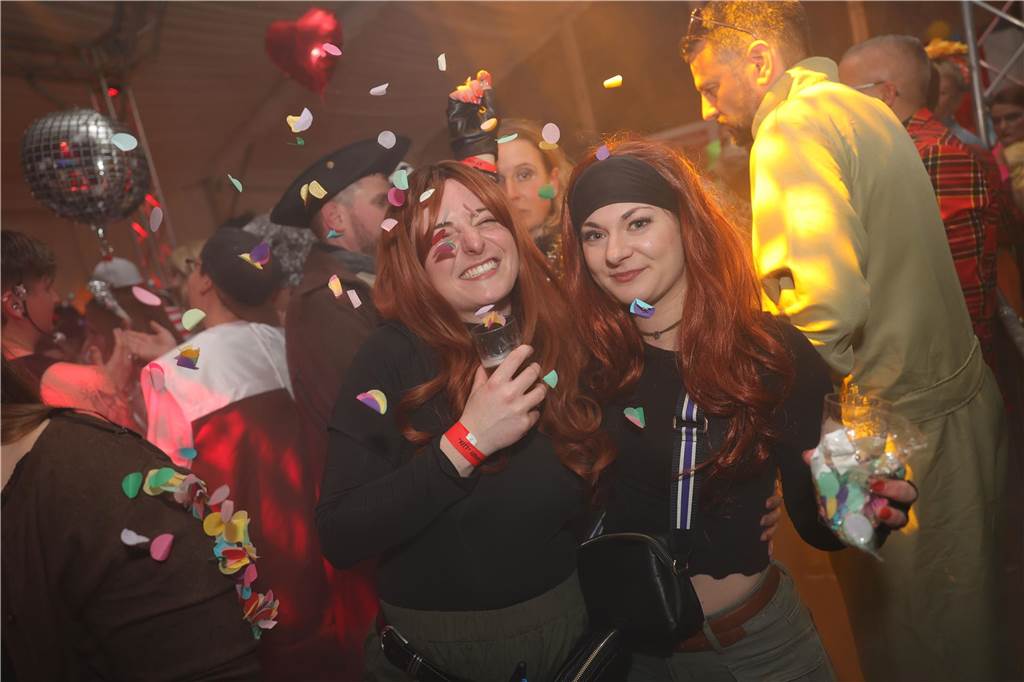 Menschen feiern in Olfen Karneval