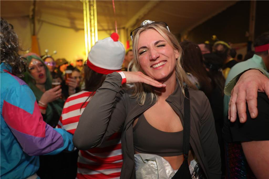 Menschen feiern in Olfen Karneval