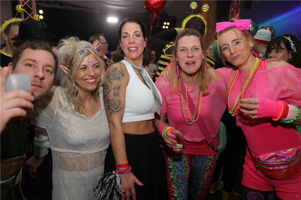 Menschen feiern in Olfen Karneval