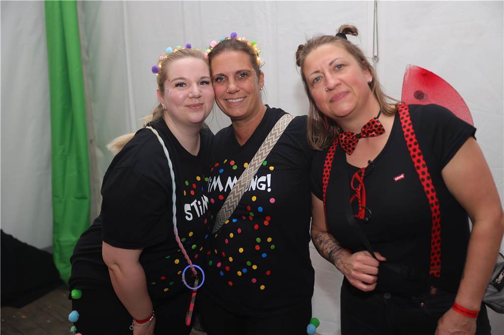 Menschen feiern in Olfen Karneval
