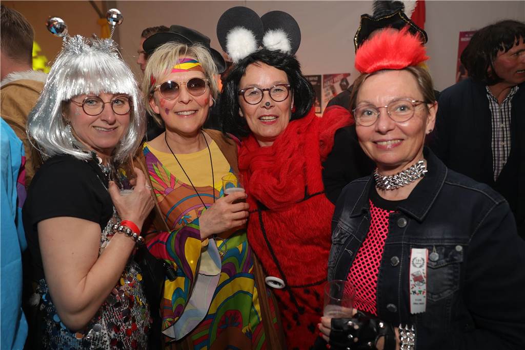 Menschen feiern in Olfen Karneval