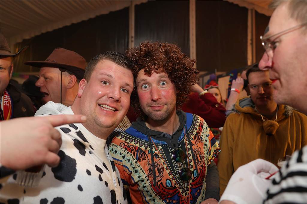 Menschen feiern in Olfen Karneval