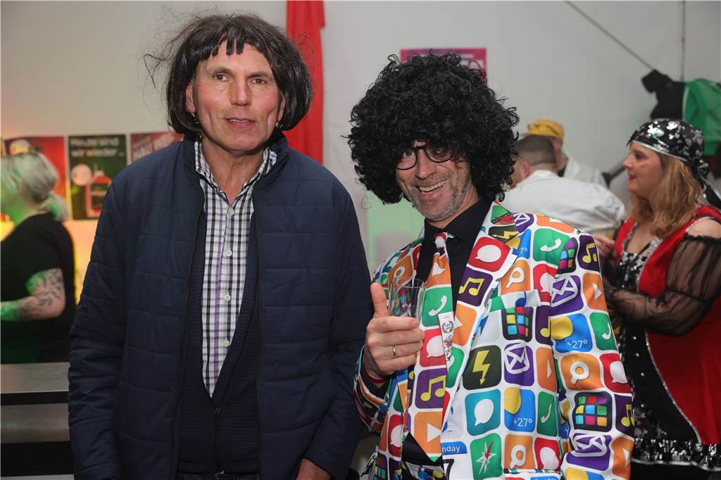 Menschen feiern in Olfen Karneval