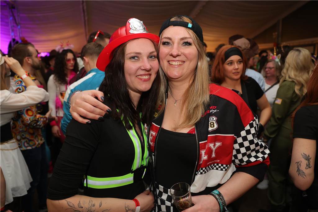 Menschen feiern in Olfen Karneval