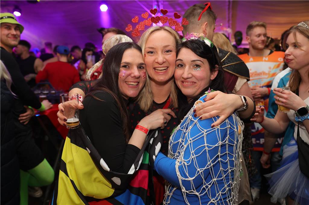 Menschen feiern in Olfen Karneval