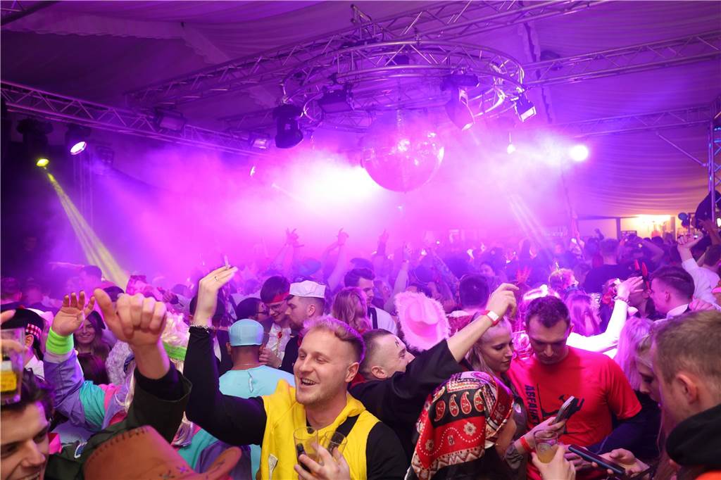 Menschen feiern in Olfen Karneval