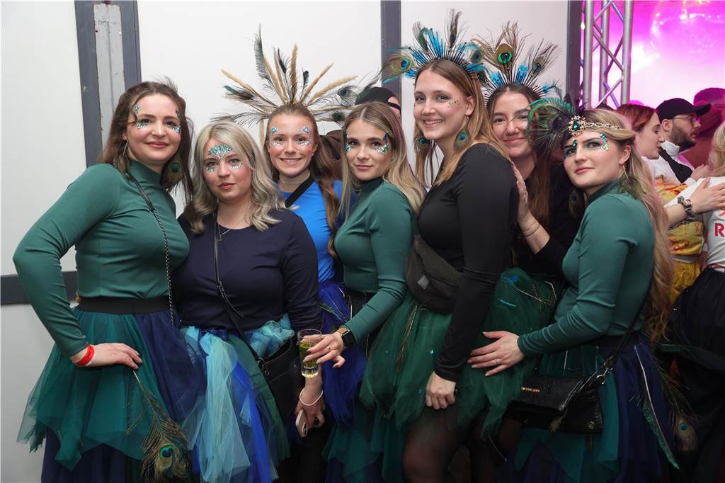 Menschen feiern in Olfen Karneval