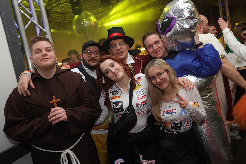Menschen feiern in Olfen Karneval