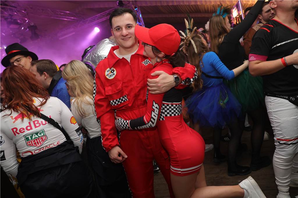 Menschen feiern in Olfen Karneval