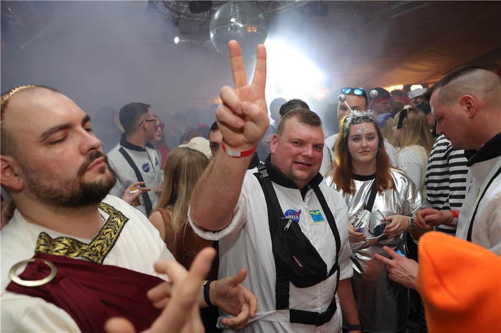 Menschen feiern in Olfen Karneval