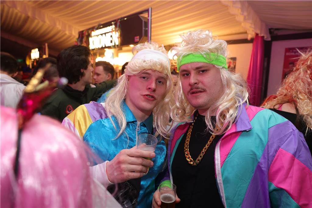 Menschen feiern in Olfen Karneval