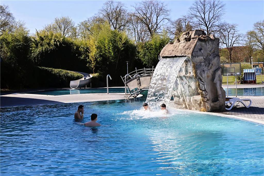 Eindrücke von der Eröffnung der Außensaison im Freizeitbad Atlantis in Dorsten.