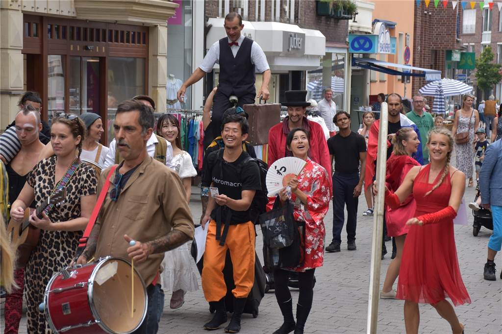 Straßenfestival in Werne: Zuschauer freuen sich - „Leben endlich wieder genießen“ Eindrücke von der Eröffnung des Straßenkunstfestivals in Werne 2022.
