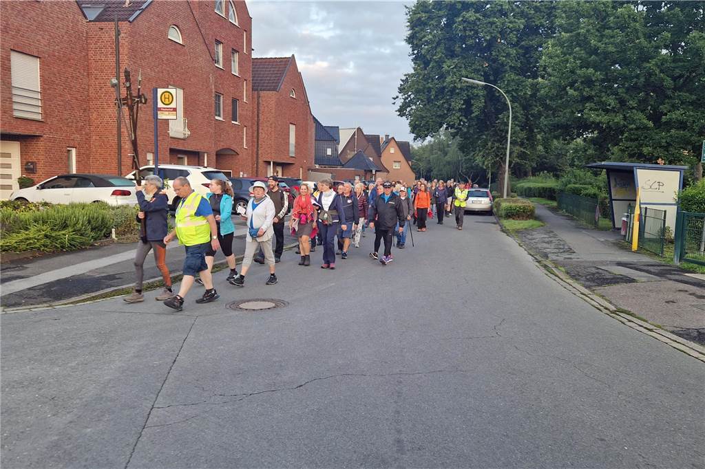 Eindrücke von der Fußwallfahrt Werne-Werl 2023, die auf dem Rückweg unter dem Unwetter litt. Hier kurz nach dem Start am Samstag an der Lippestraße.
