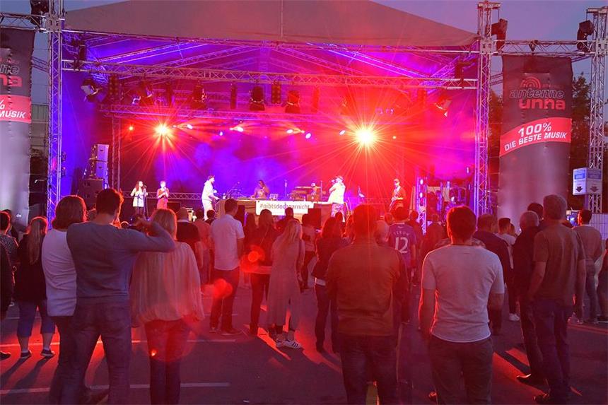 Lüner Brunnenfest wird zum Brunnenfestival Eindrücke von der Hauptbühne. Hier spielt die Band "Der Wolf - Gibt's doch gar nicht".