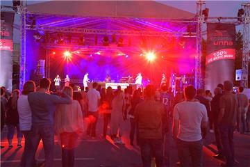 Eindrücke von der Hauptbühne. Hier spielt die Band "Der Wolf - Gibt's doch gar nicht".