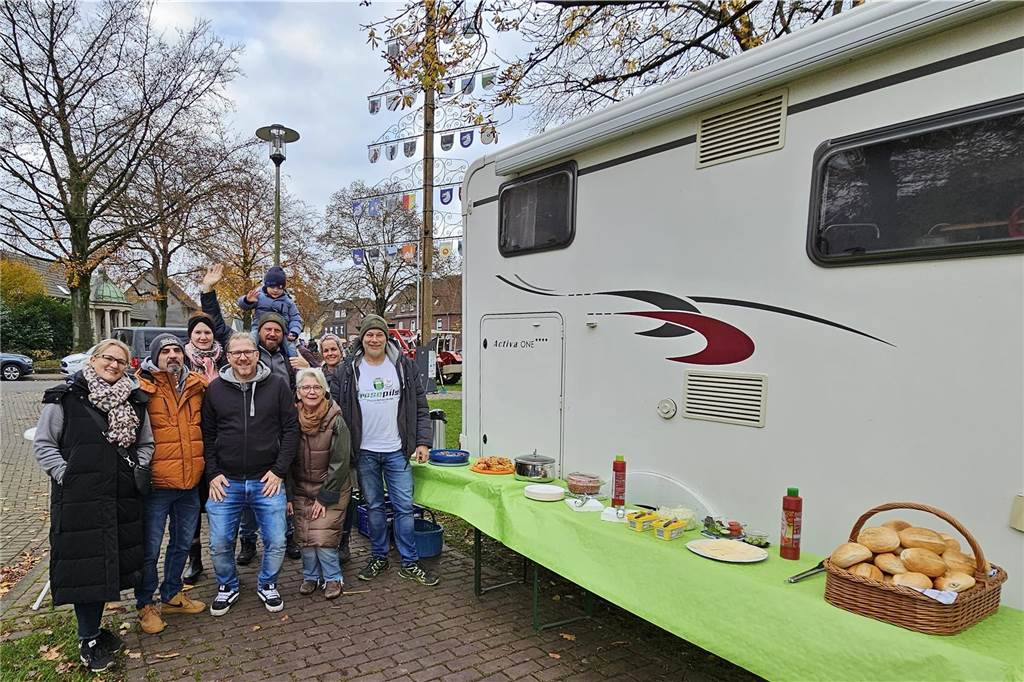 Aufräumaktion am Ehrenmal in Wulfen: Schützenthron belohnt Helfer Eindrücke von der Säuberungsaktion des Wulfener Wappenbaumvereins