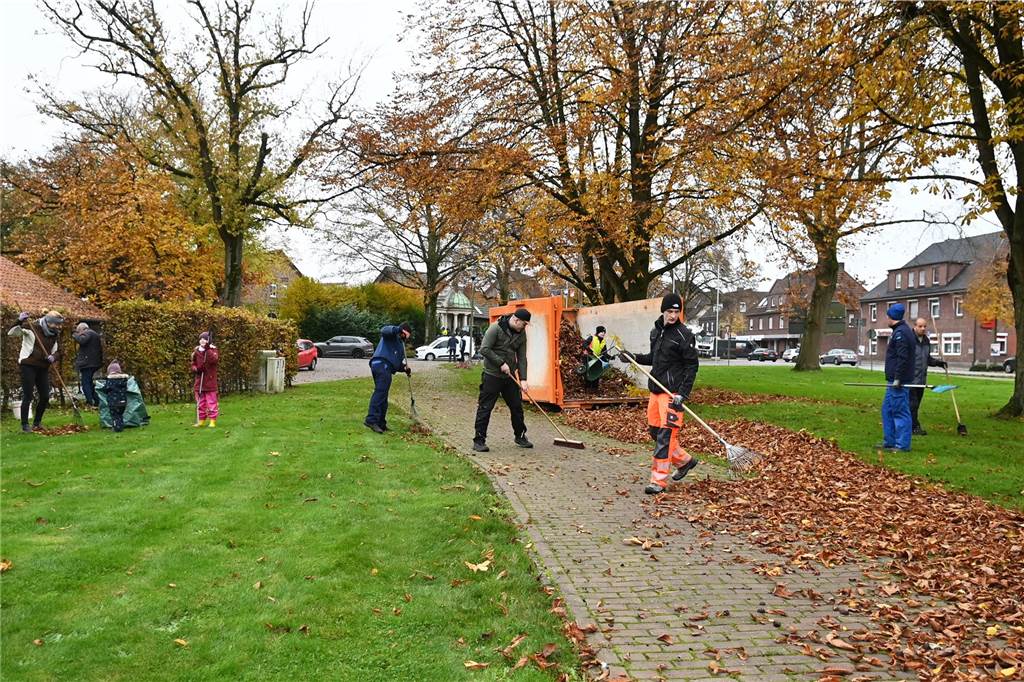 Eindrücke von der Säuberungsaktion des Wulfener Wappenbaumvereins