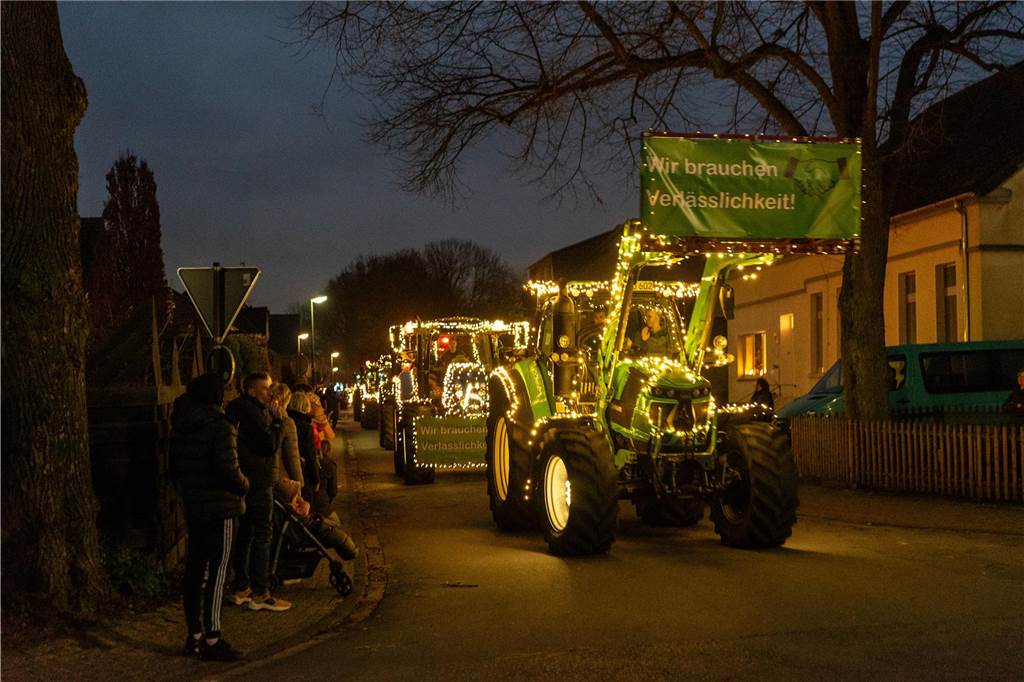 Spektakuläres Video und viele Fotos: Bunte Trecker-Lichterfahrt schlängelt sich durch Lünen Eindrücke von der Trecker-Lichterfahrt durch Lünen.