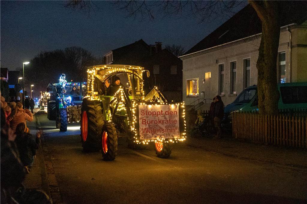Eindrücke von der Trecker-Lichterfahrt durch Lünen.