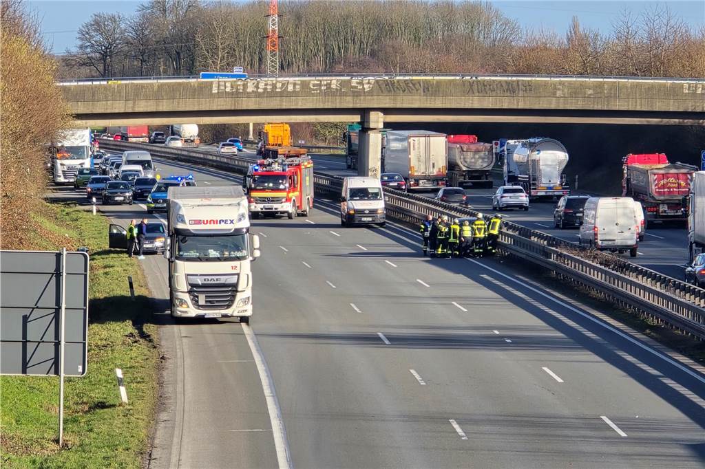 Unfall auf A2: Rettungshubschrauber gelandet: Autobahn auf Höhe Dortmund/Nordost wieder frei Blick auf die Unfallstelle auf der A2 bei Dortmund.