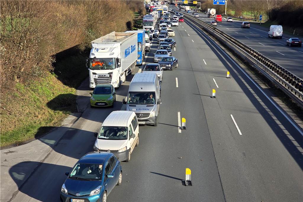 Auf der A2 bei Dortmund hat sich nach dem Unfall ein Stau gebildet.