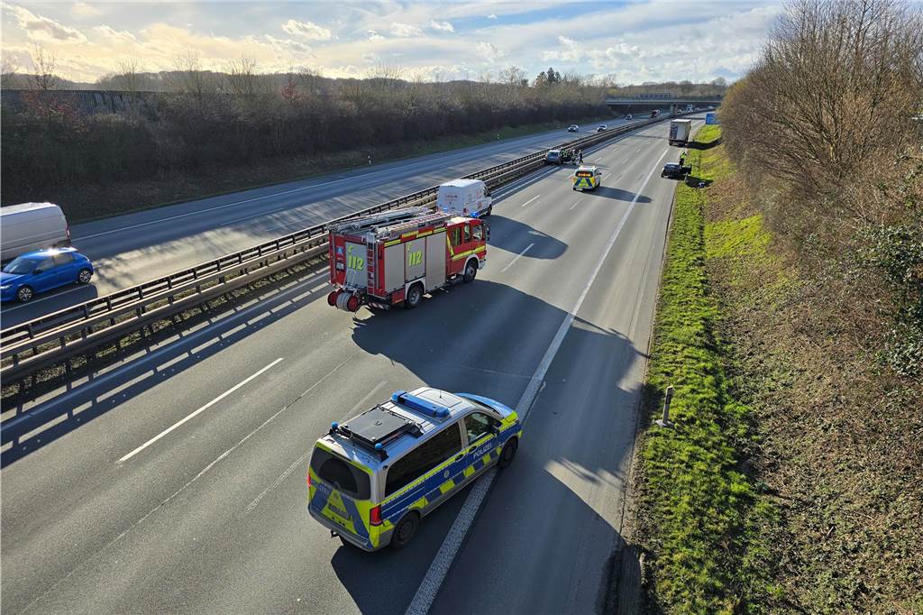 Polizei und Feuerwehr sperren die A2 bei Dortmund nach dem Unfall ab.